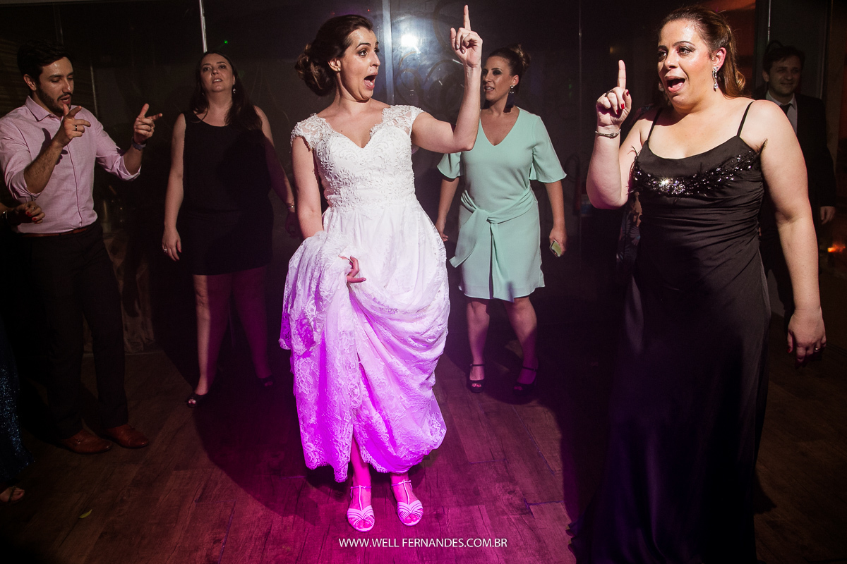 noiva muito feliz na festa 