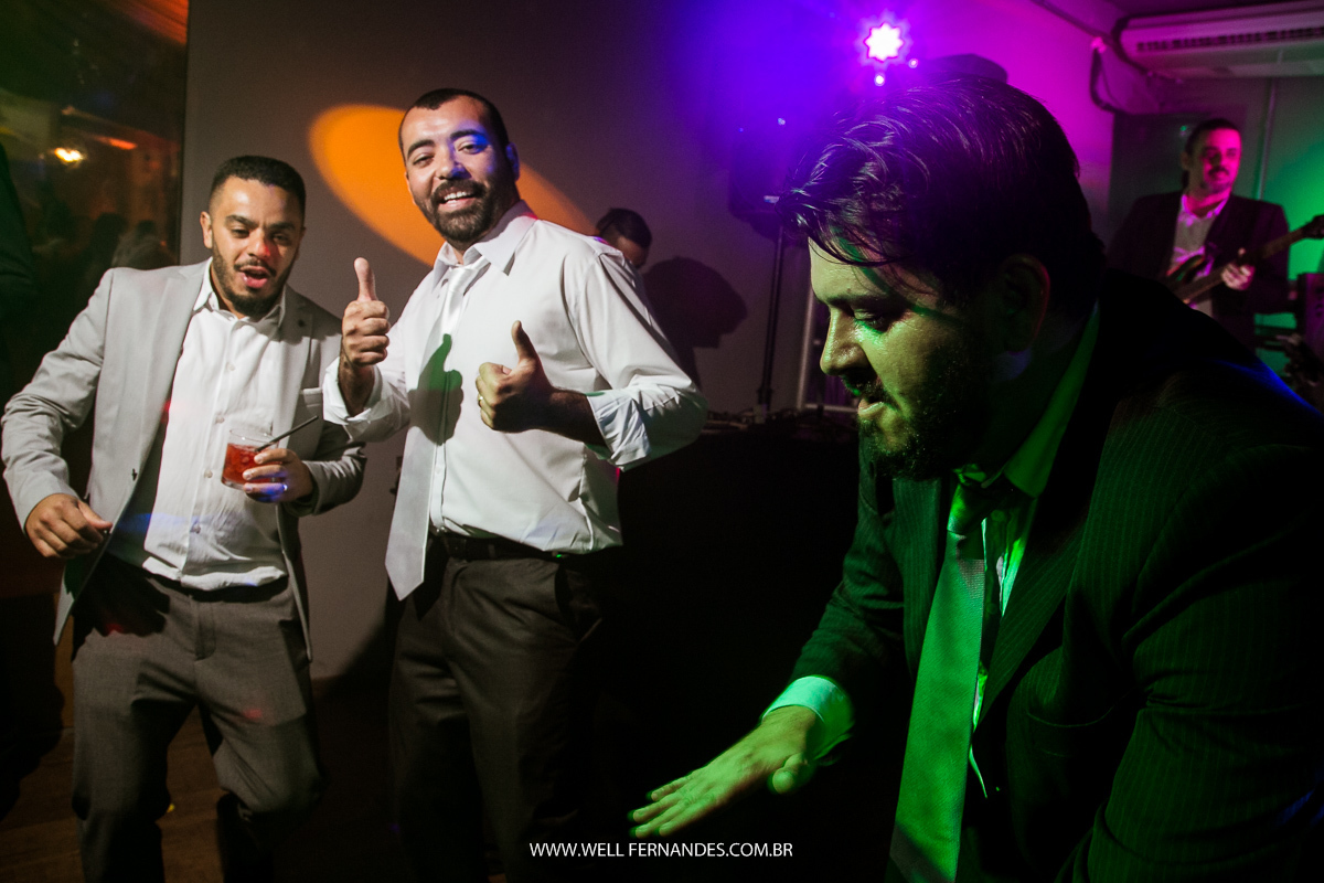 noivo feliz mandando um joinha
