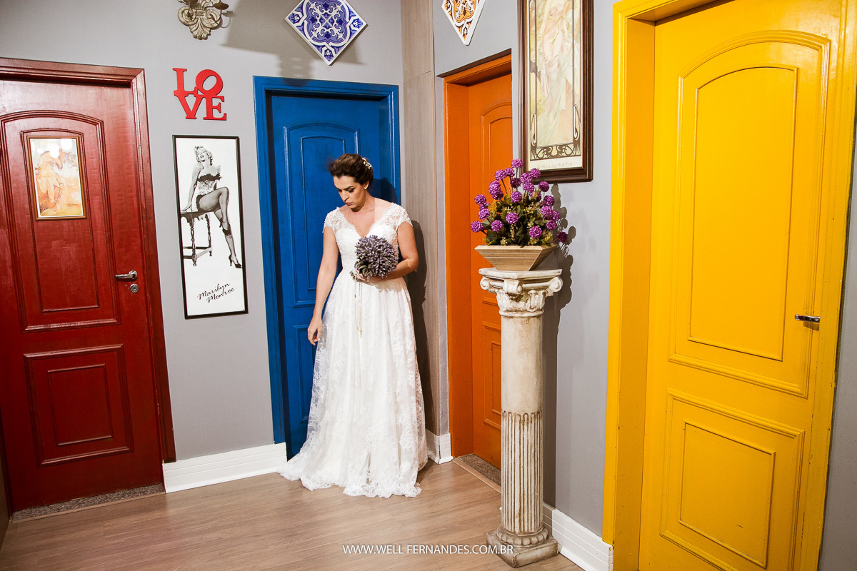 retrato da noiva nas portas coloridas e retro