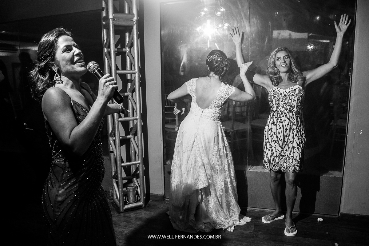 Madrinha cantando e noiva e amiga fazendo palhaçada