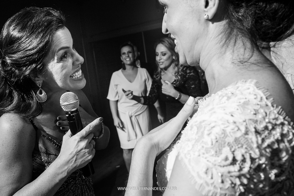 Madrinha com o microfone cantando na festa