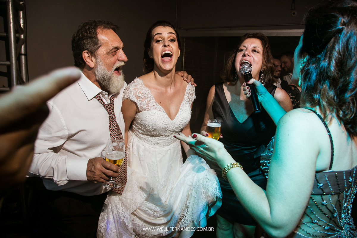 noiva feliz cantando na festa