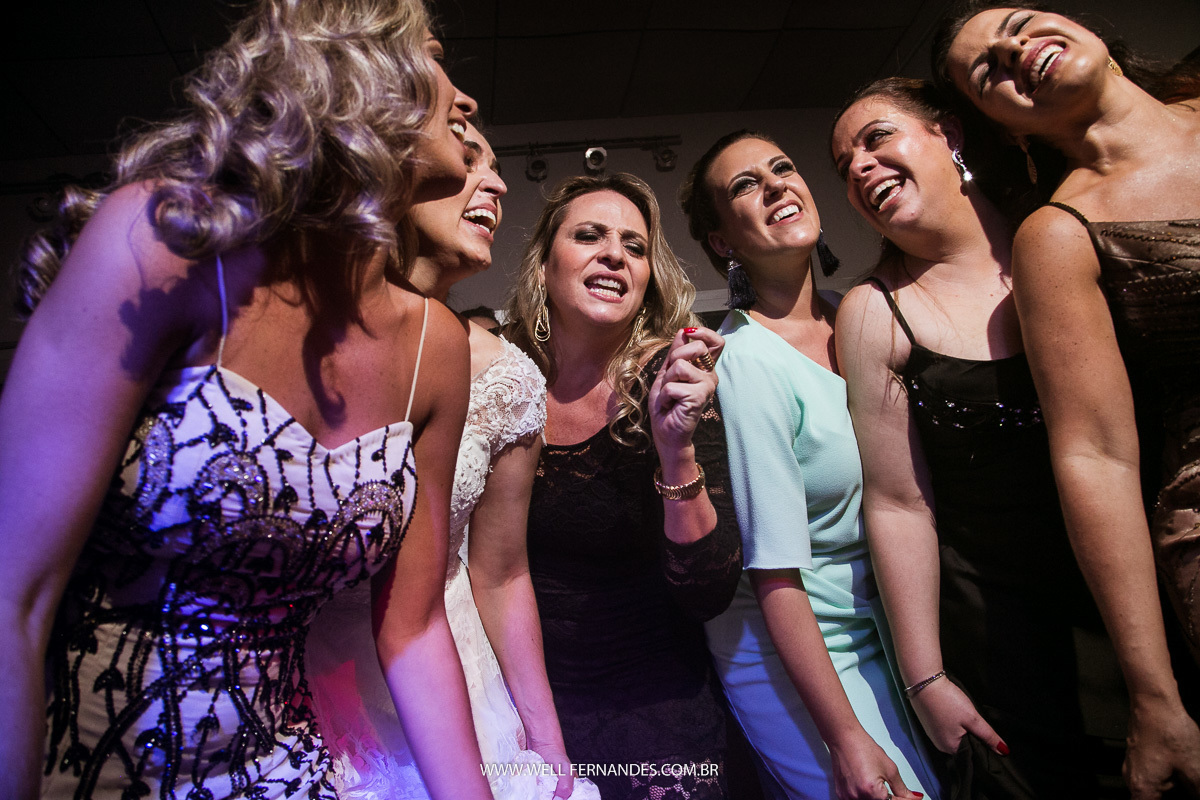 melhores amigas da noiva juntas cantando na festa