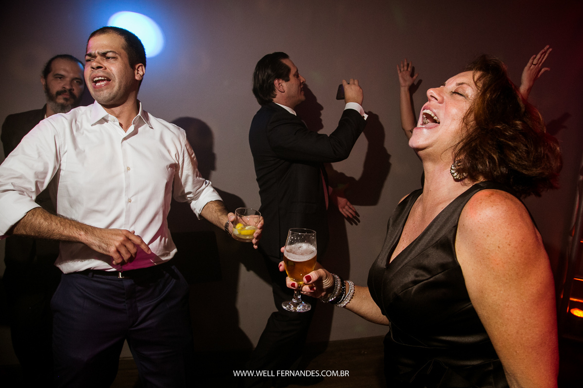 convidados da festa de casamento pulando e dançando