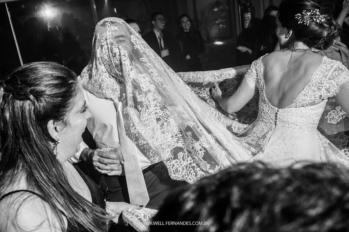 noivo entrando debaixo do vestido da noiva