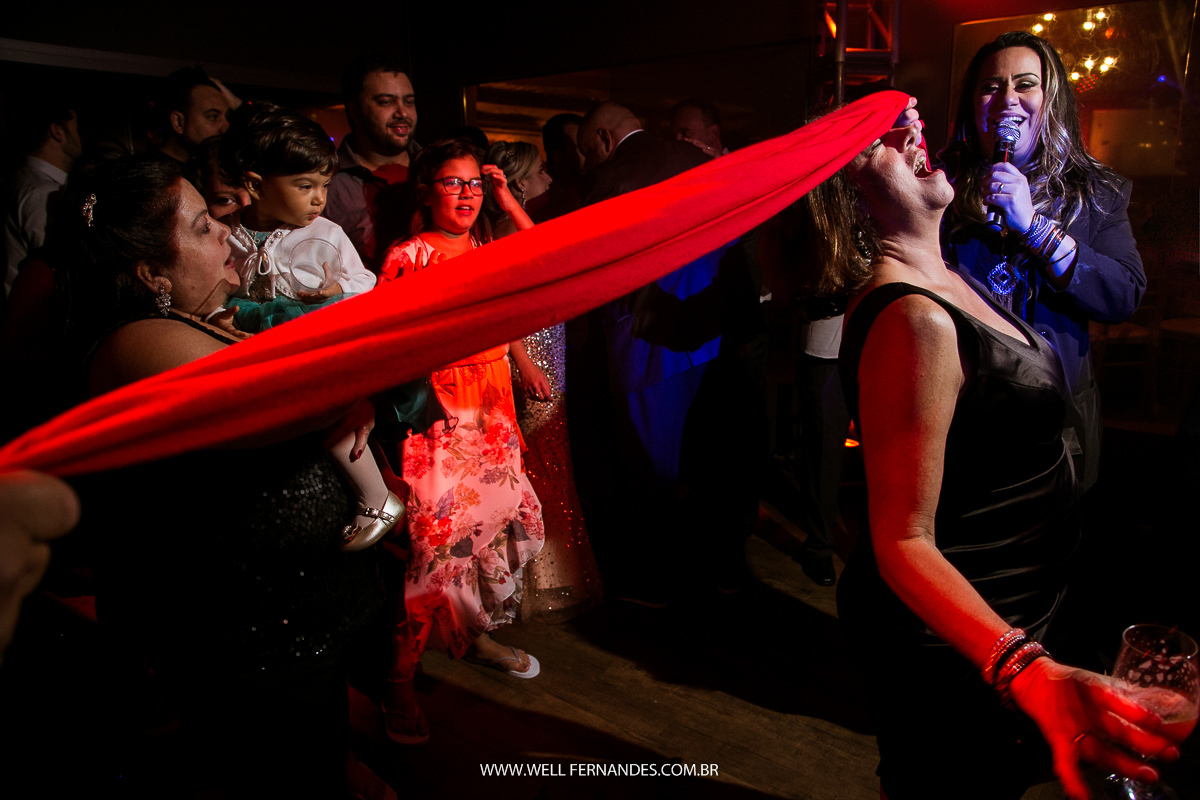 convidados do casamento dançando a musica da cordinha