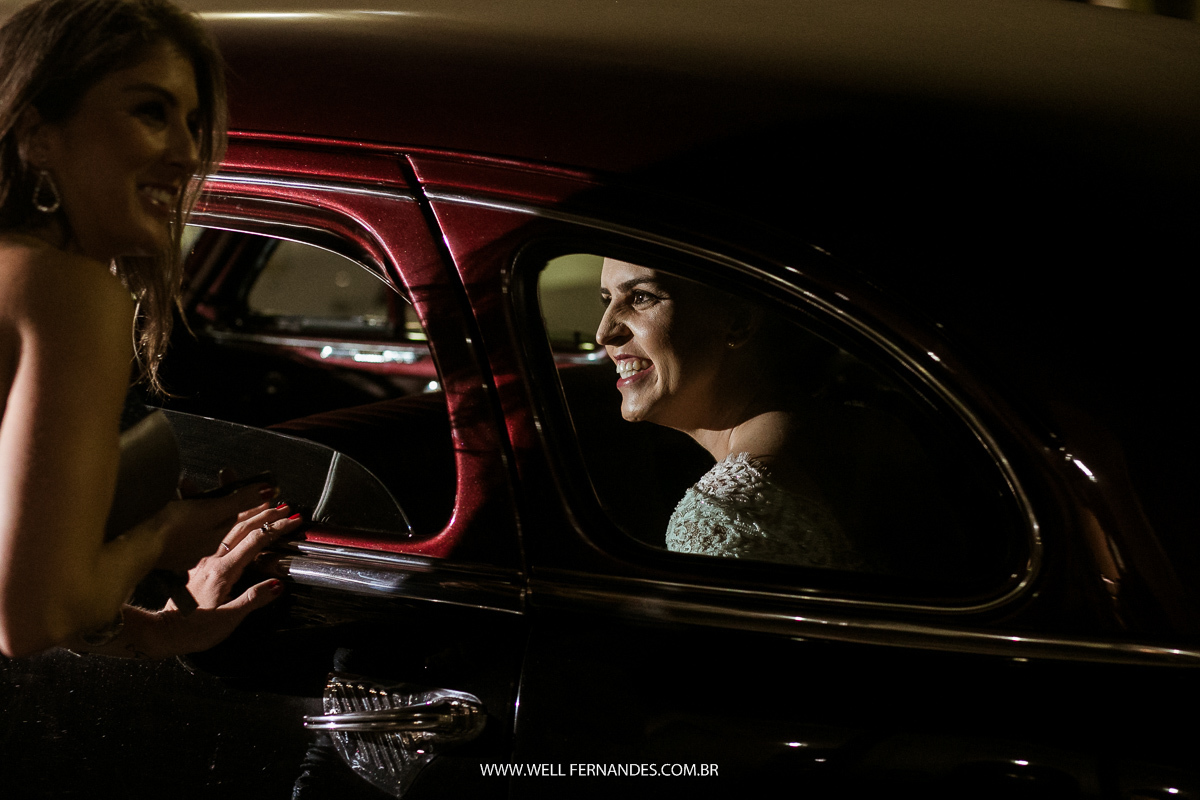 noiva feliz dentro do carro antigo