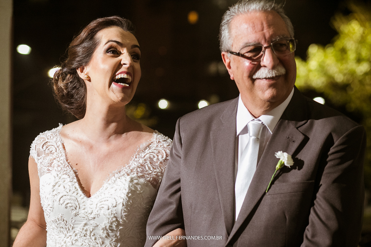 noiva gargalhando com seu pai antes da entrada na igreja