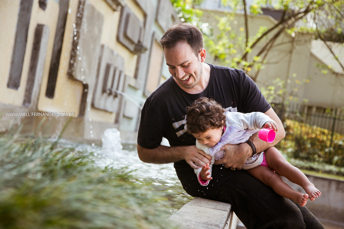 pai brincando com a filha da agua