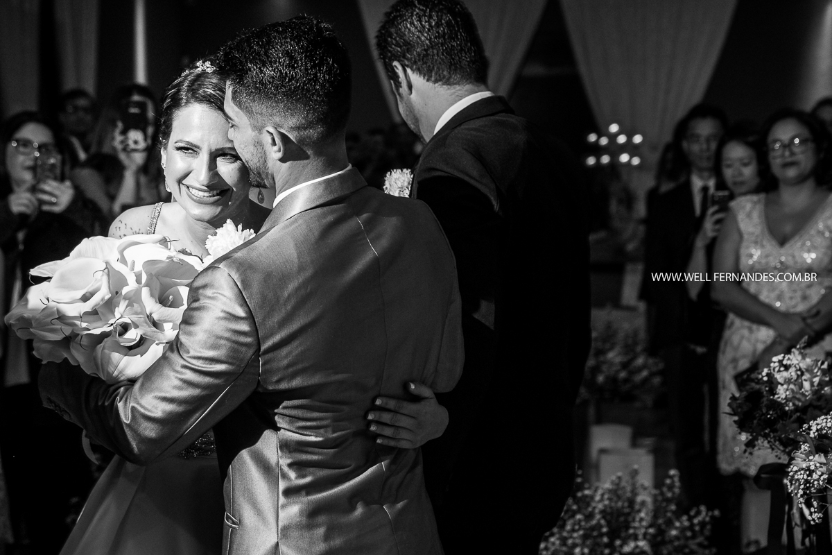 noivo beijando a noiva entrando no altar