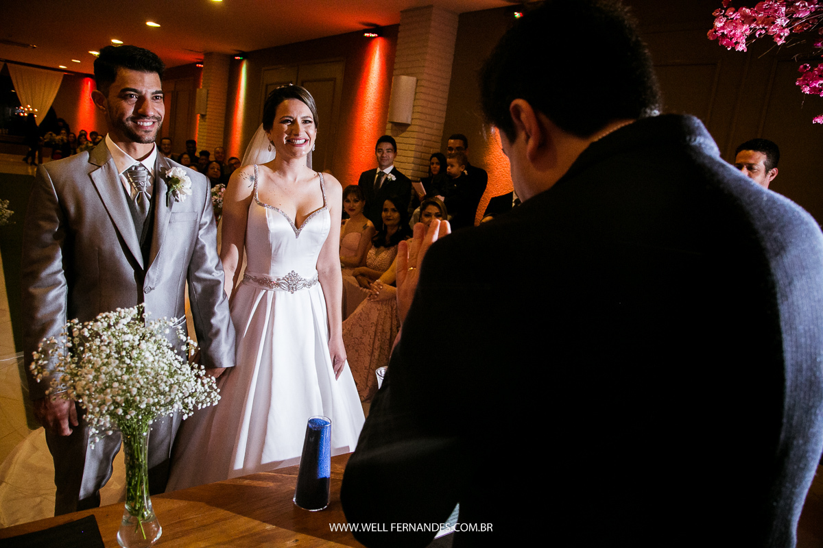 noivos felizes no altar