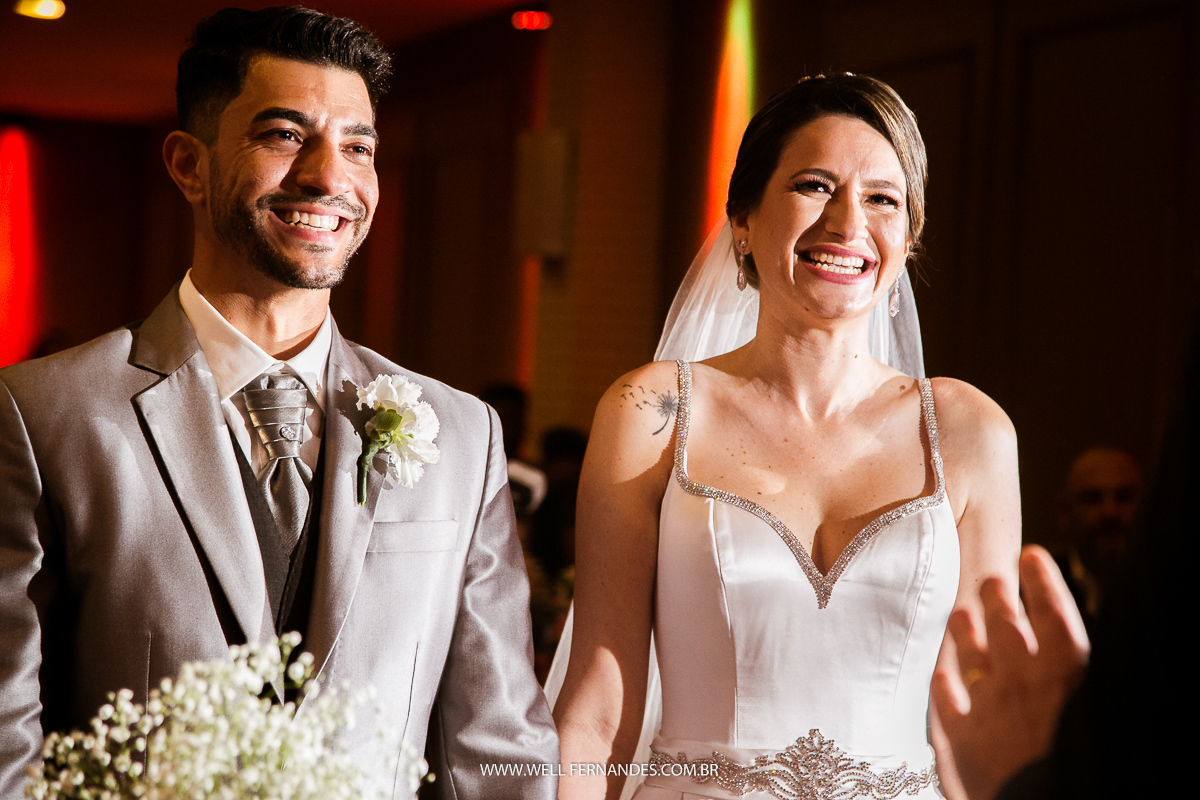 noivos sorrindo no altar