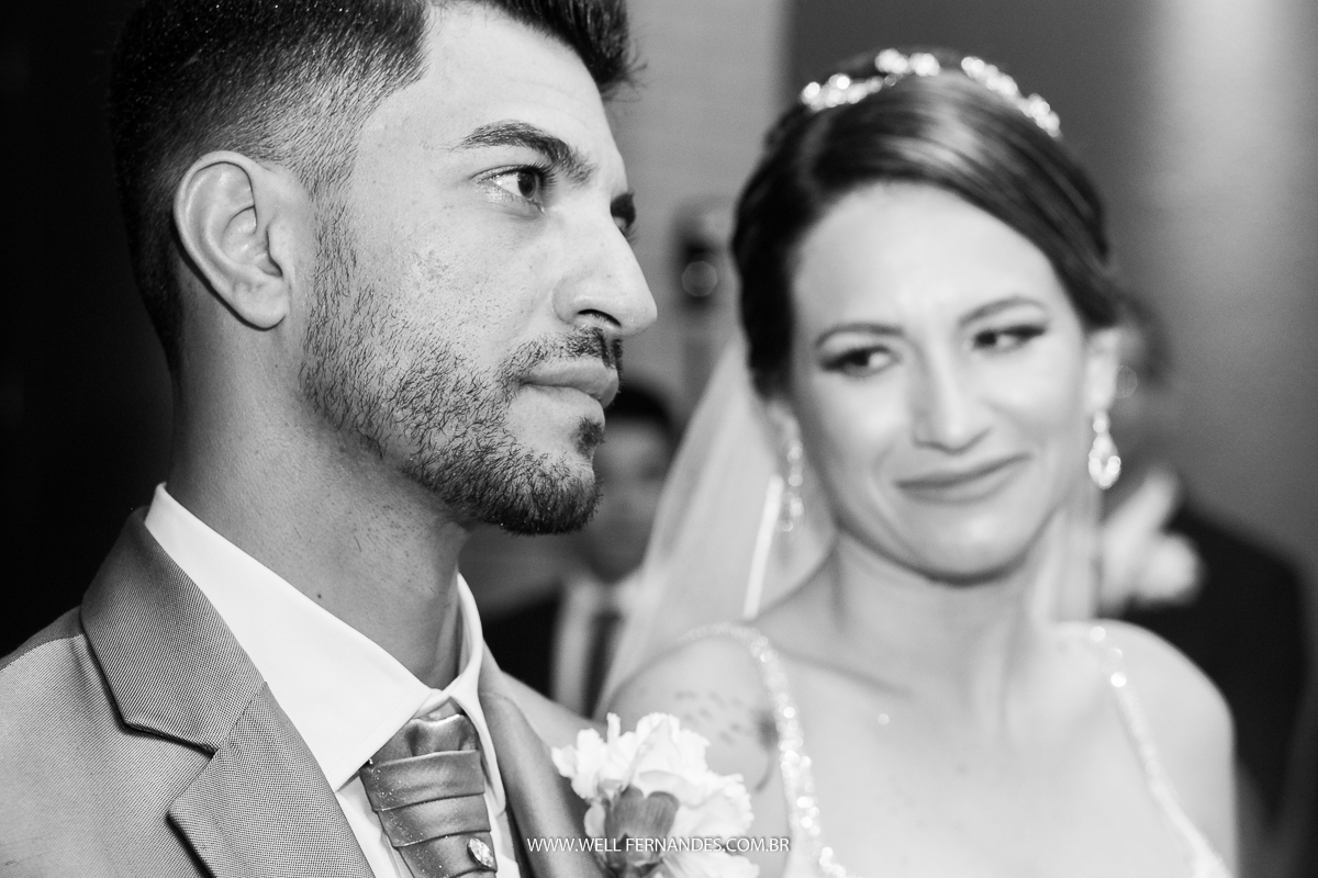 close do noivo no altar