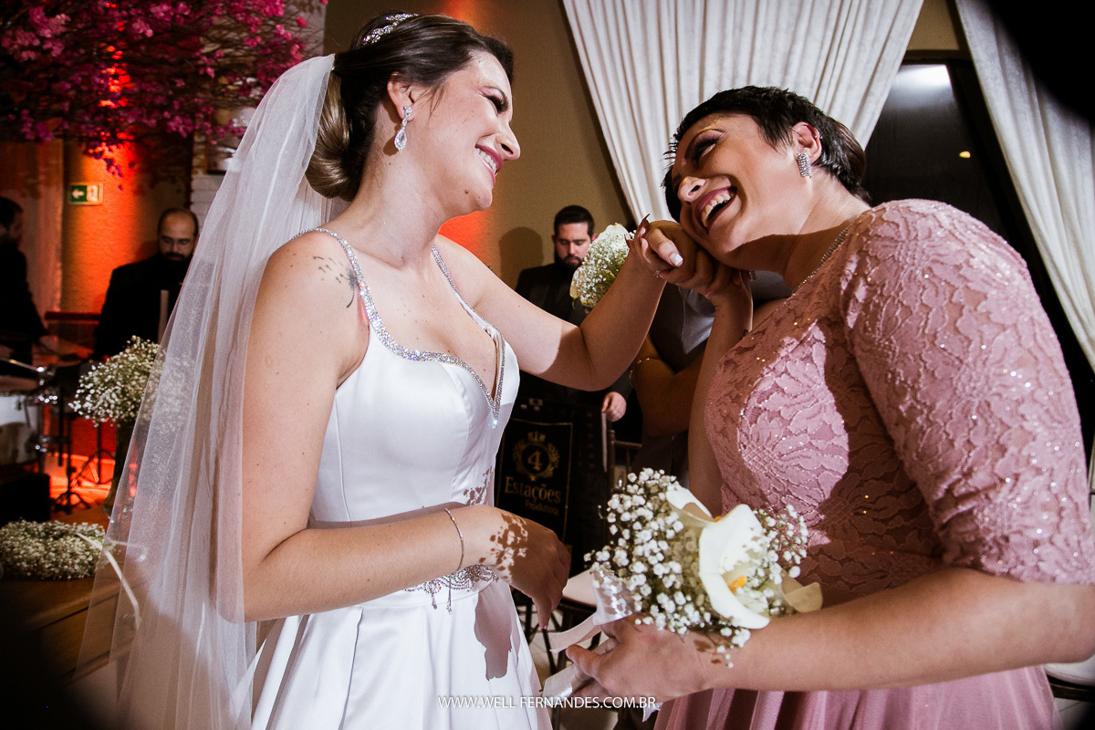 daminha abraçando a noiva