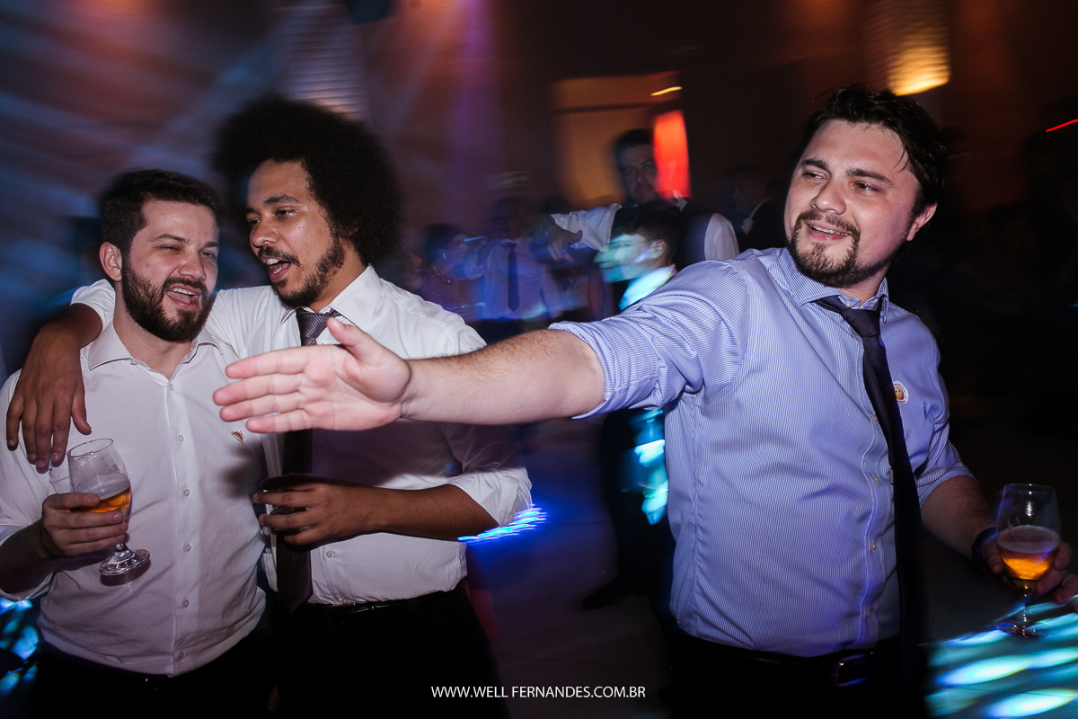 convidados se divertindo na festa de casamento