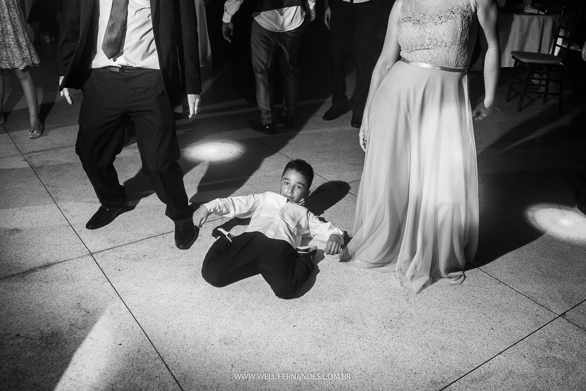 noivinho dançando engraçado na festa