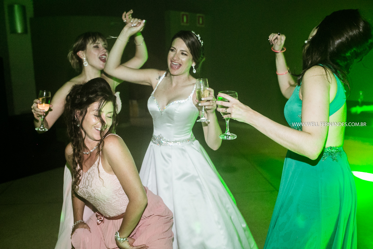 todo mundo feliz dançando funk na festa de casamento