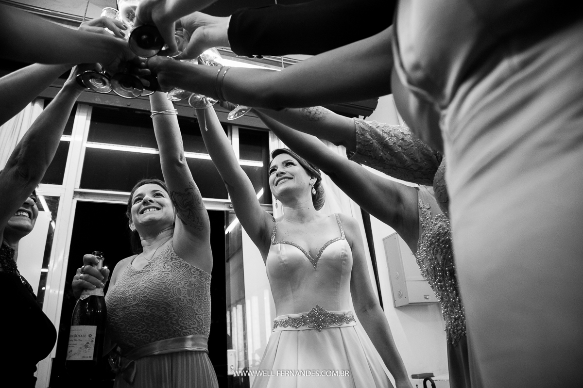 noiva brindando com as madrinhas no salao