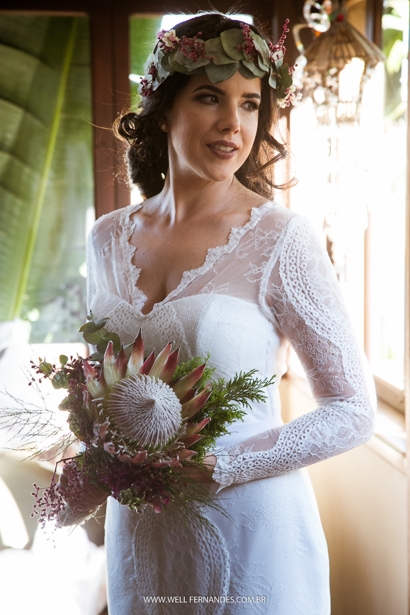 retrato da noiva com bouquet exótico