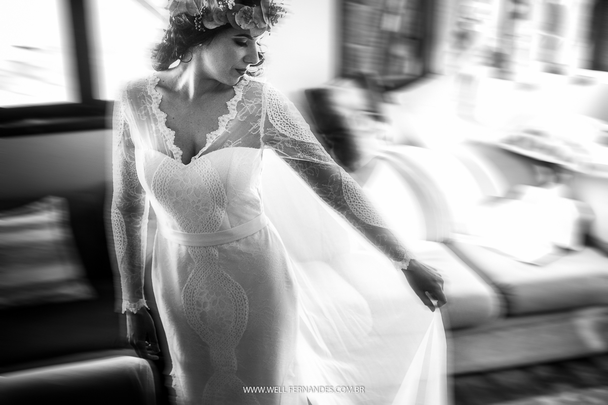 lindo retrato com movimento da noiva balançando o véu