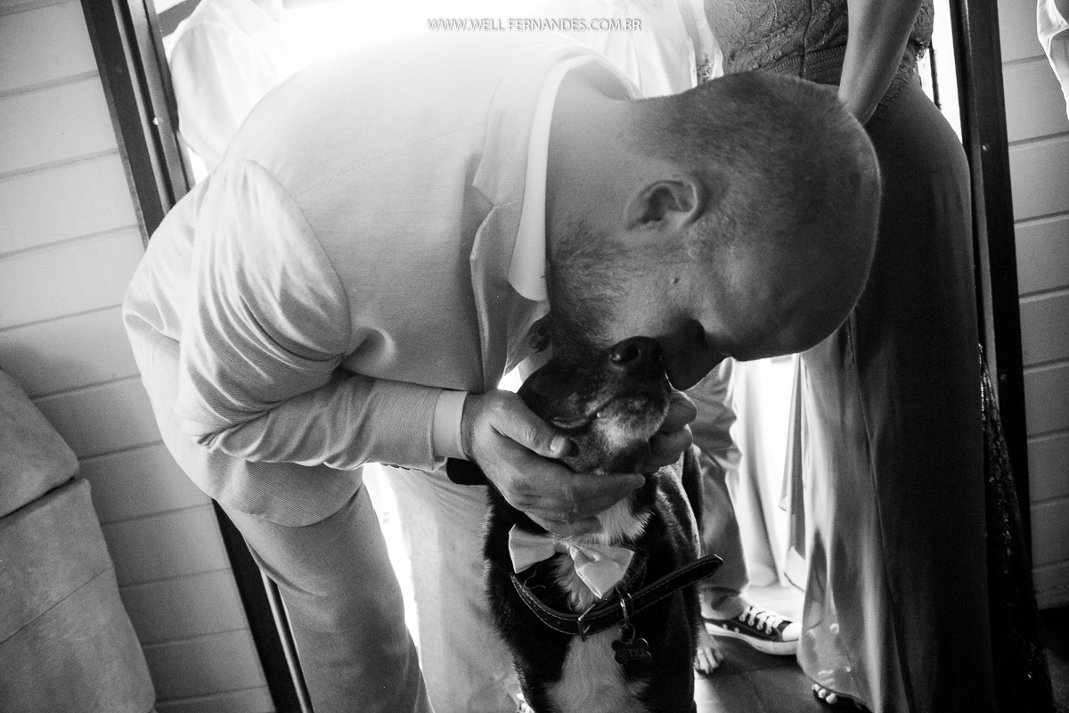 noivo beijando o seu cachorro antes de entrar