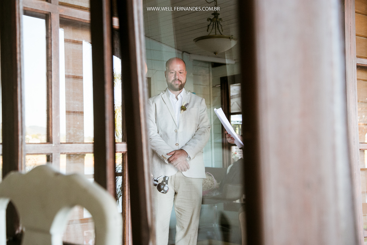 noivo anciloso esperando para entrar  