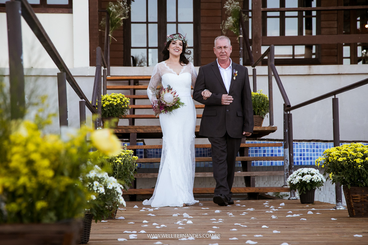 noiva entrando ao lado do seu pai