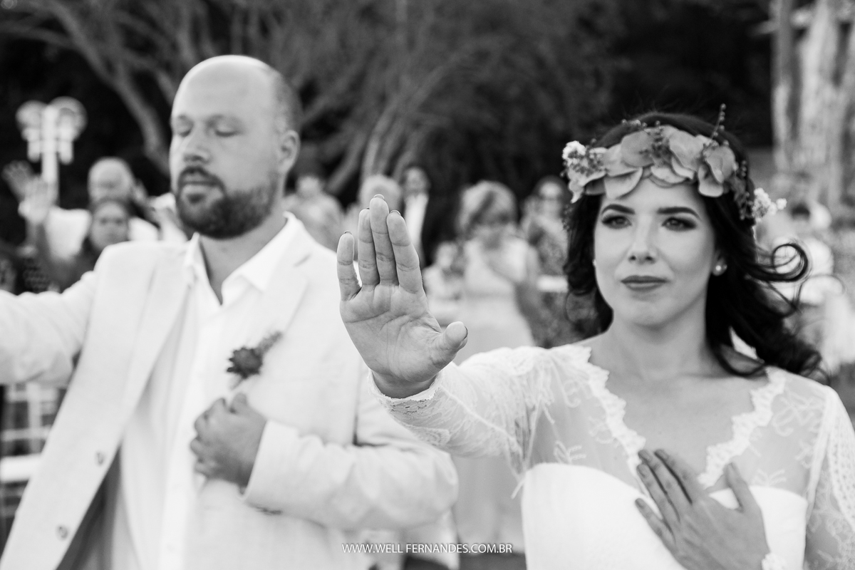 noivos fazendo a oração no casamento celta