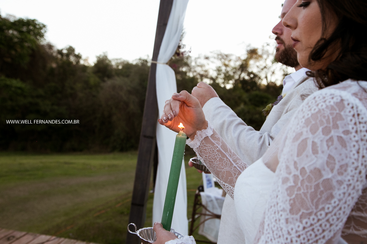 noiva segurando a vela para representar o elemento do fogo na cerimonia celta
