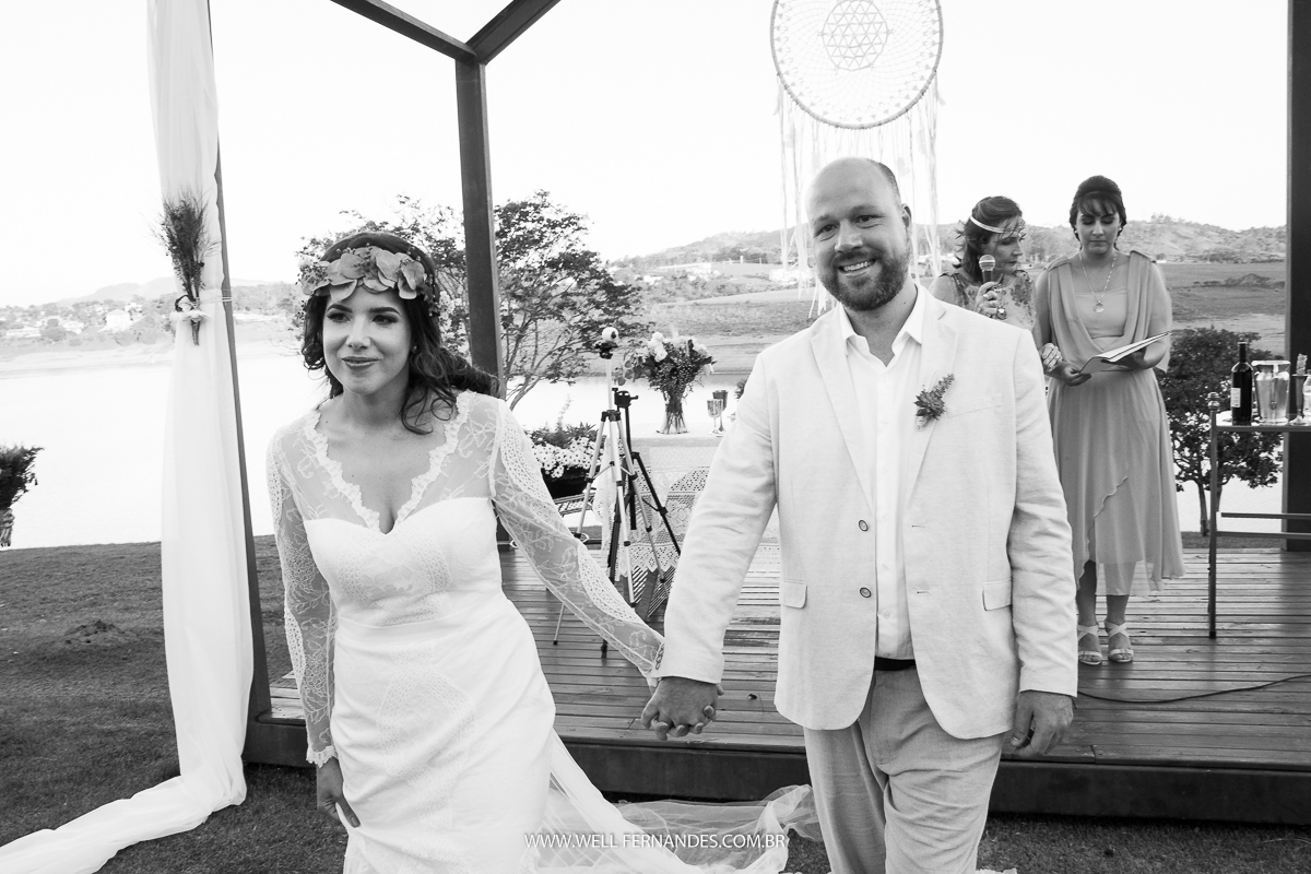 noivos felizes esperando a entrada do seu cachorro com a aliança