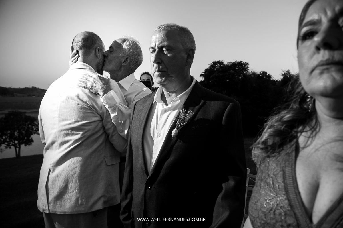 pai beijando e cumprimentando o  noivo seu filho no ritual celta