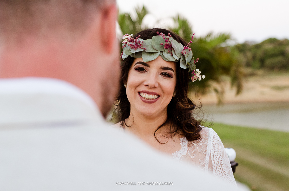 noiva sorrindo no casamento ao ar livre