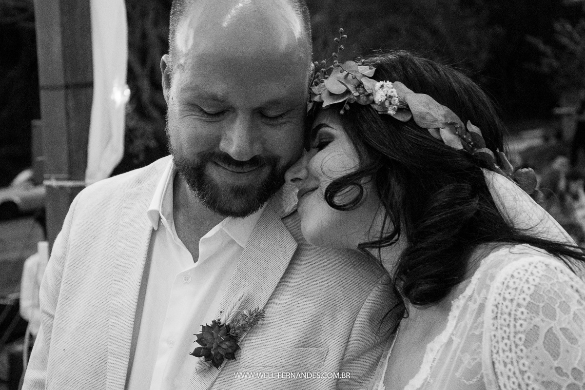 carinho da noiva no casamento ao ar livre