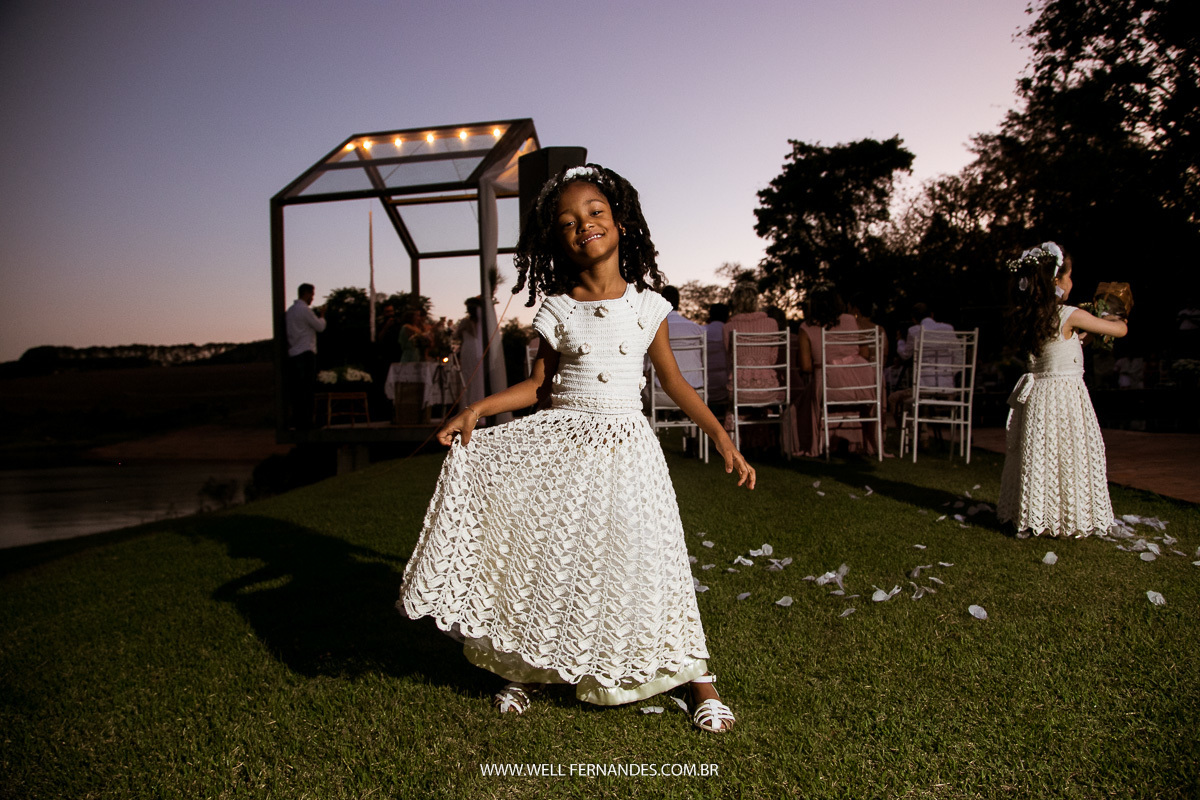 daminhas brincando com as petalas durante a cerimonia