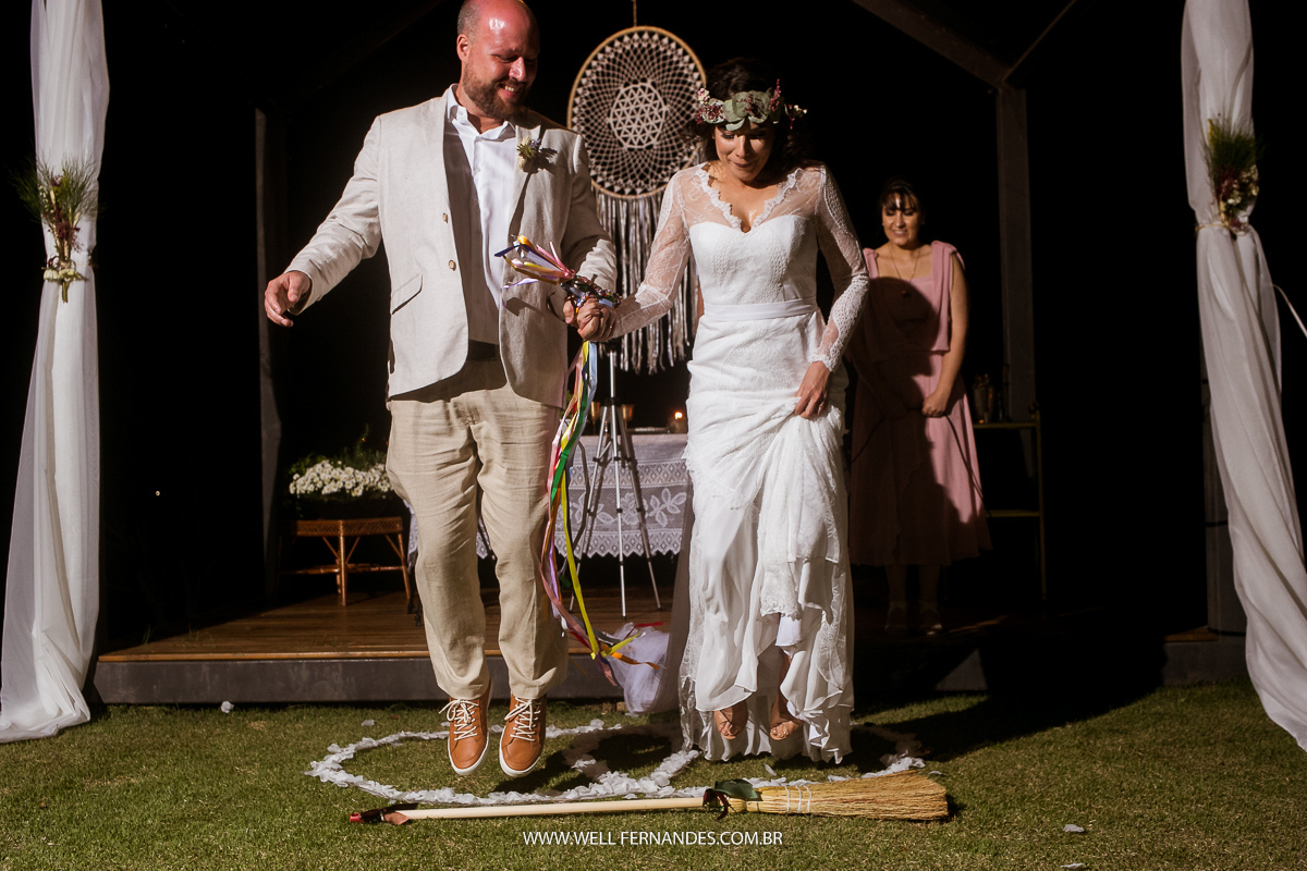 noivos pulando a vassoura no casamento celta