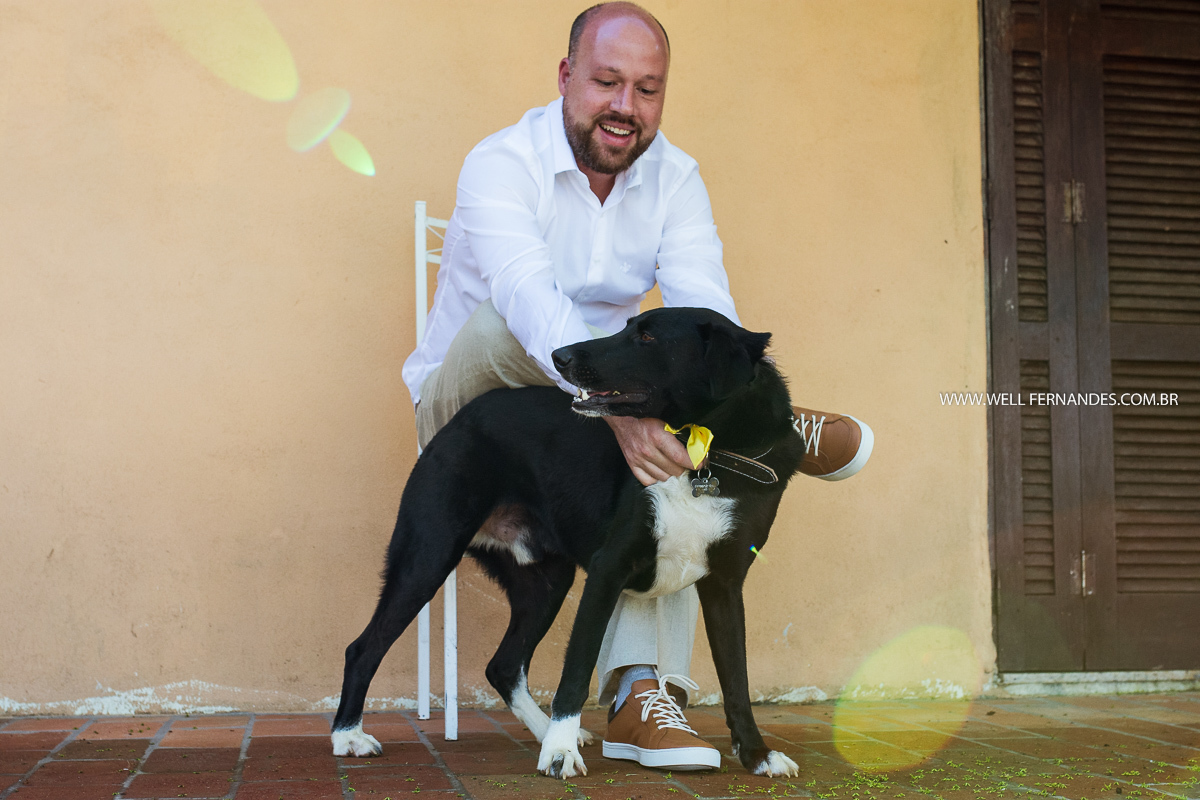 noivo abraçando seu cachorro