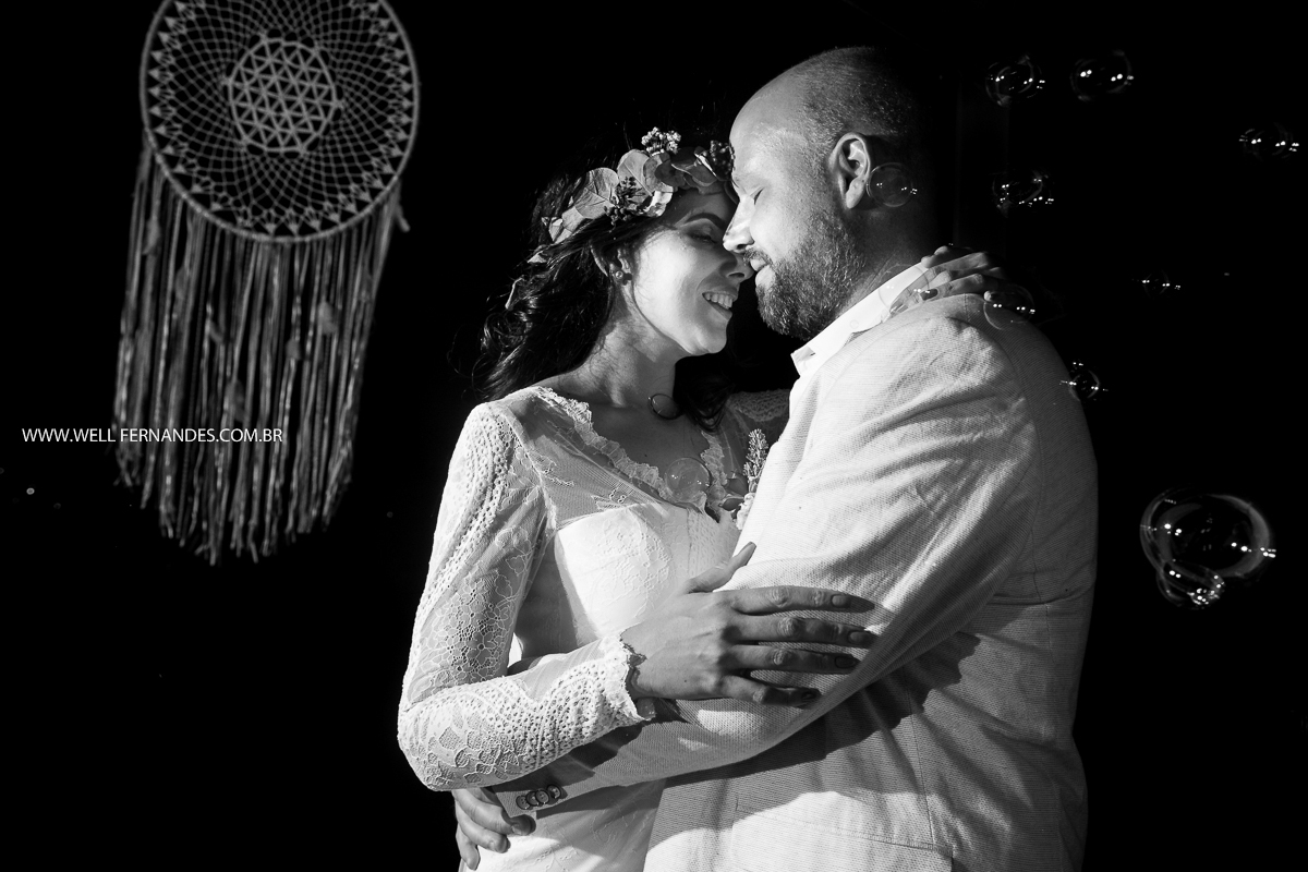 ensaio fotografico do casal com bolinhas de sabão