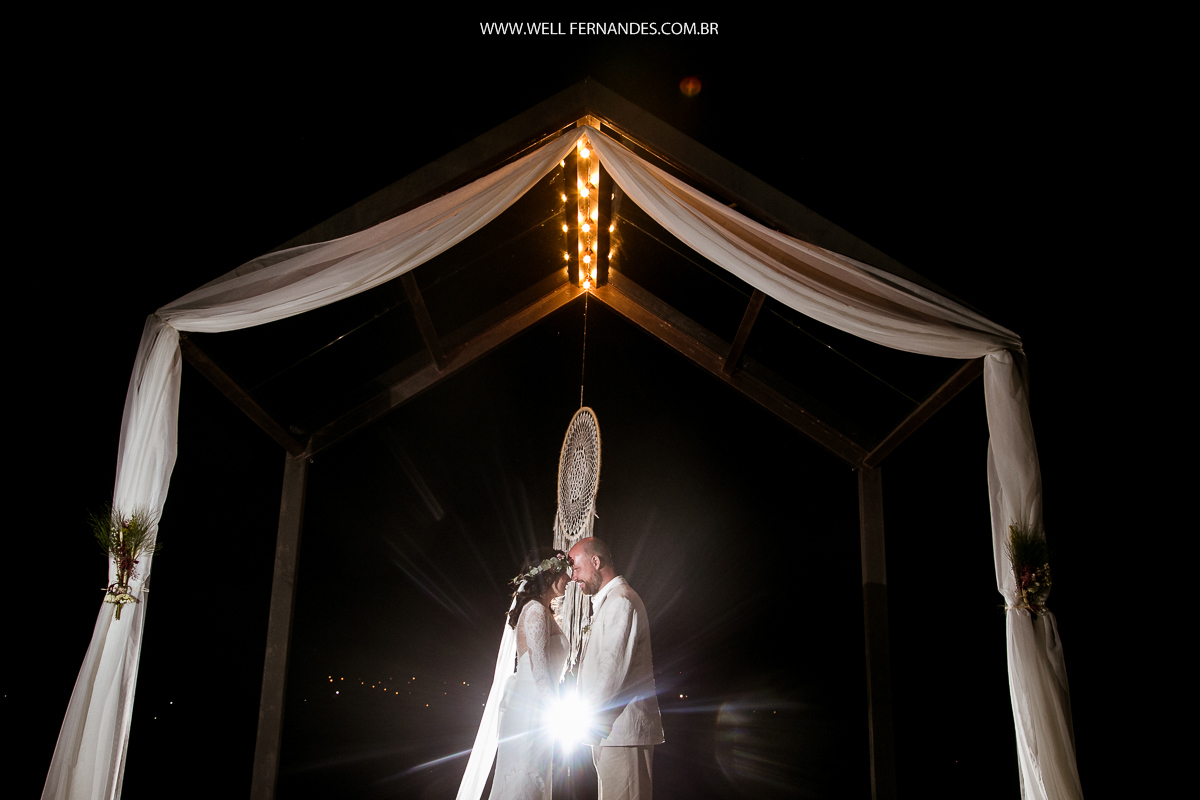 fotos dos noivos em baixo da tenda da cerimonia celta