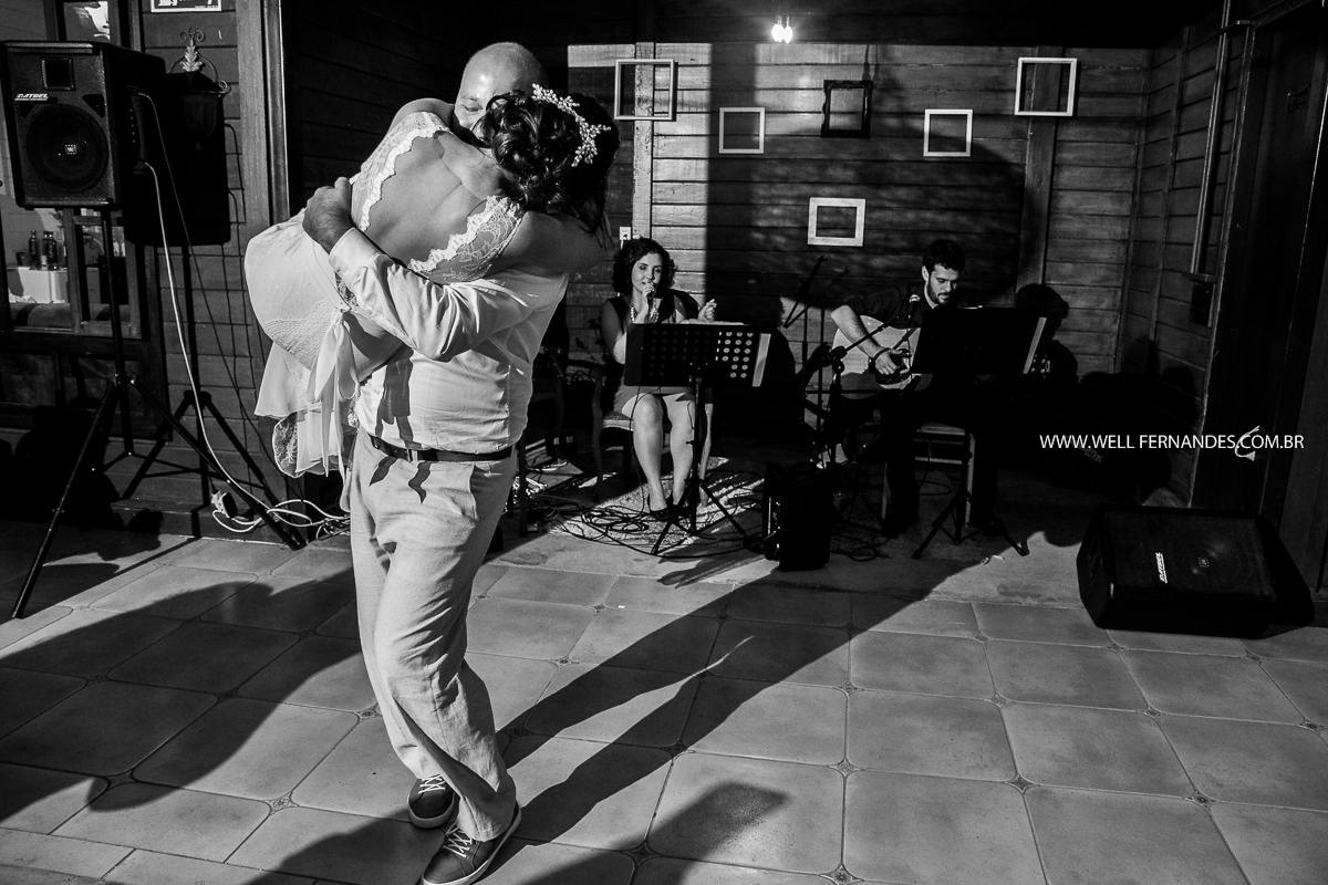 noivo pegando a noiva no colo depois da dança