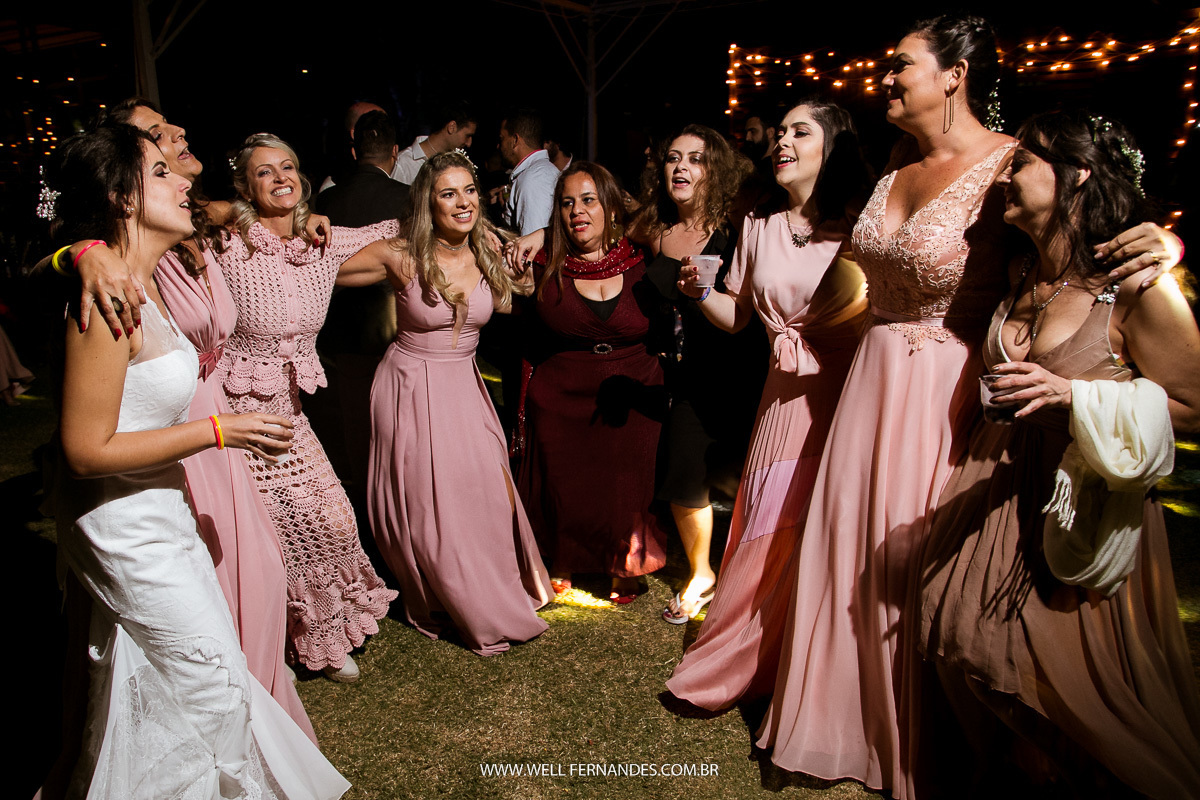 madrinhas dançando durante a festa de casamento