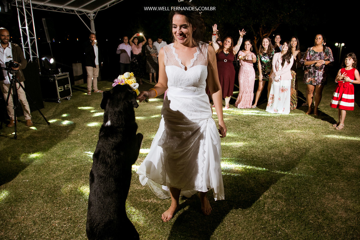 cachorro da noiva tentando pegar o bouquet