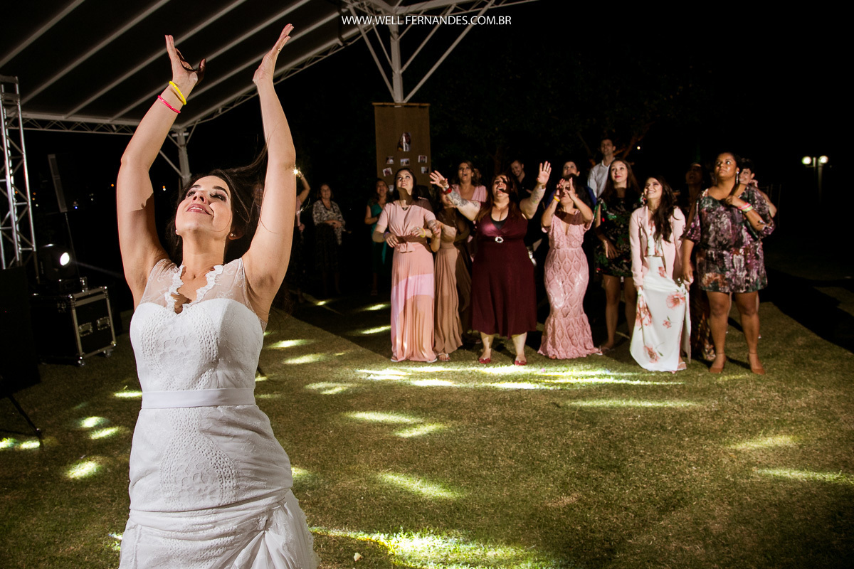 noiva jogando o bouquet