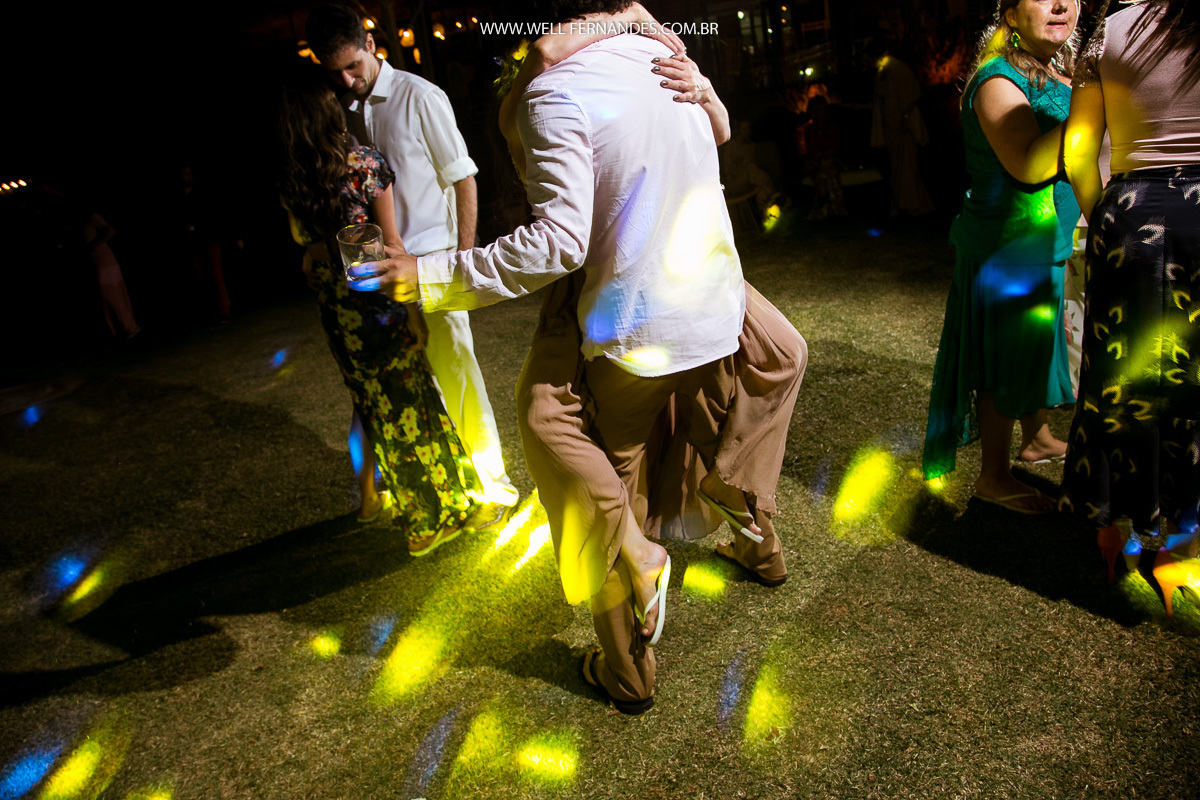 madrinha engraçada pulando no seu namorado