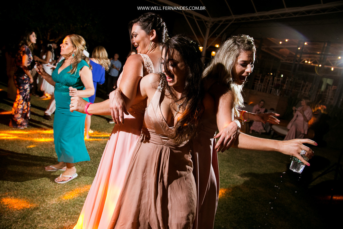 madrinhas felizes dançando na festa de casamento