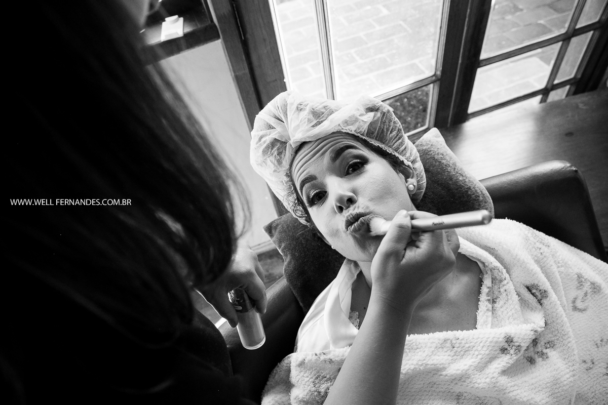 noiva fazendo biquinho na hora da maquiagem