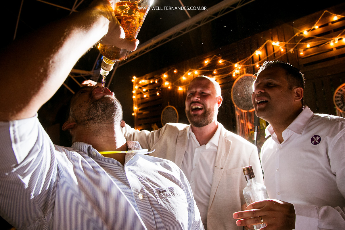 padrinho virando o vidro de wisky na boca
