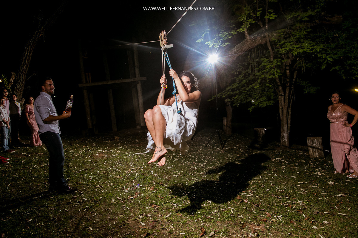 noiva descendo de tirolesa na festa de casamento