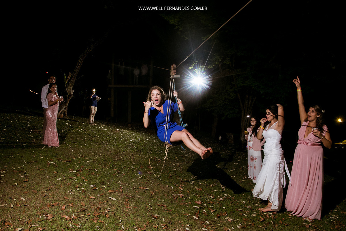 madrinha da noiva descendo de tirolesa na festa de casamento