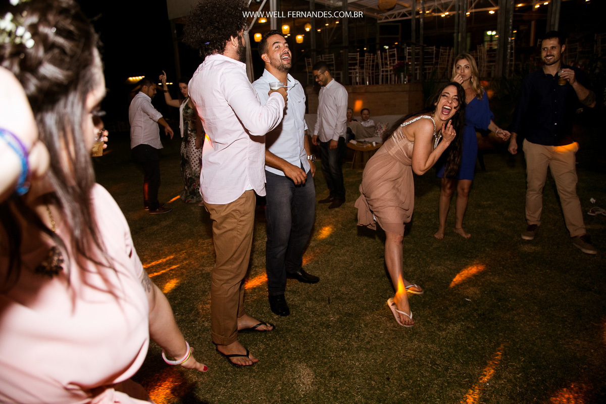 madrinha dançando muito na festa de casamento