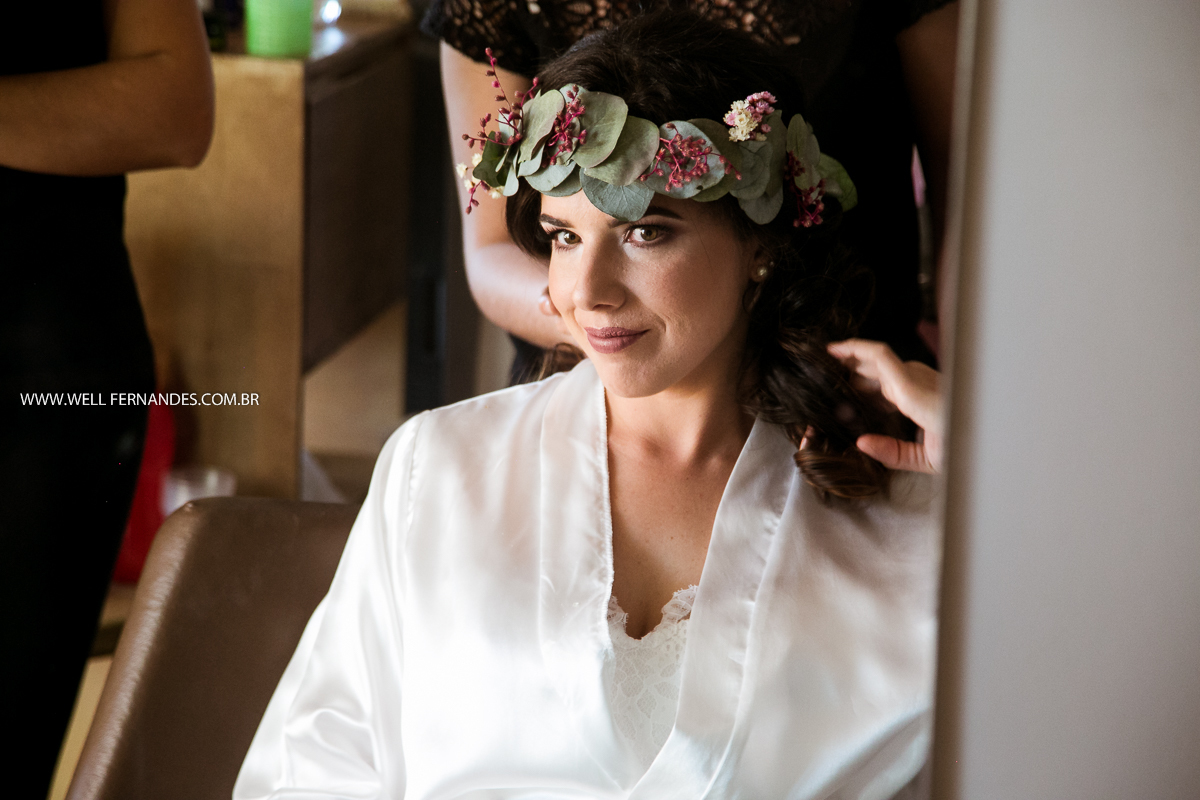 noiva olhando no espelho depois de colocar a cora de flores